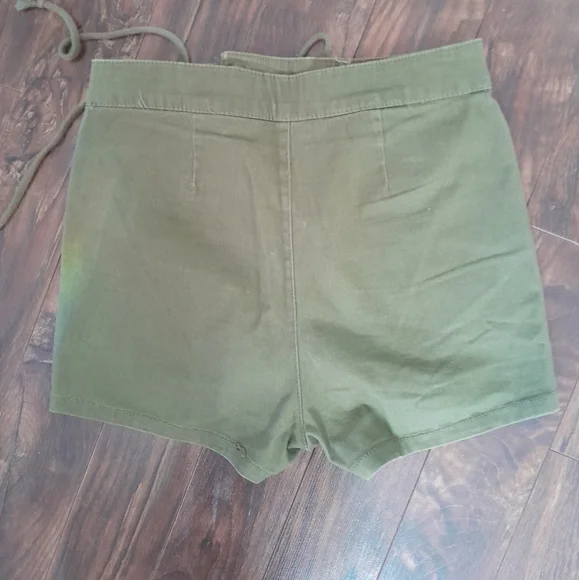 Shorts - Picture 2 of 3